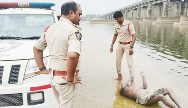 ధవలేశ్వరం కాటన్‌ బ్యారేజ్‌ వద్ద గుర్తు తెలియని వ్యక్తి మృత దేహం